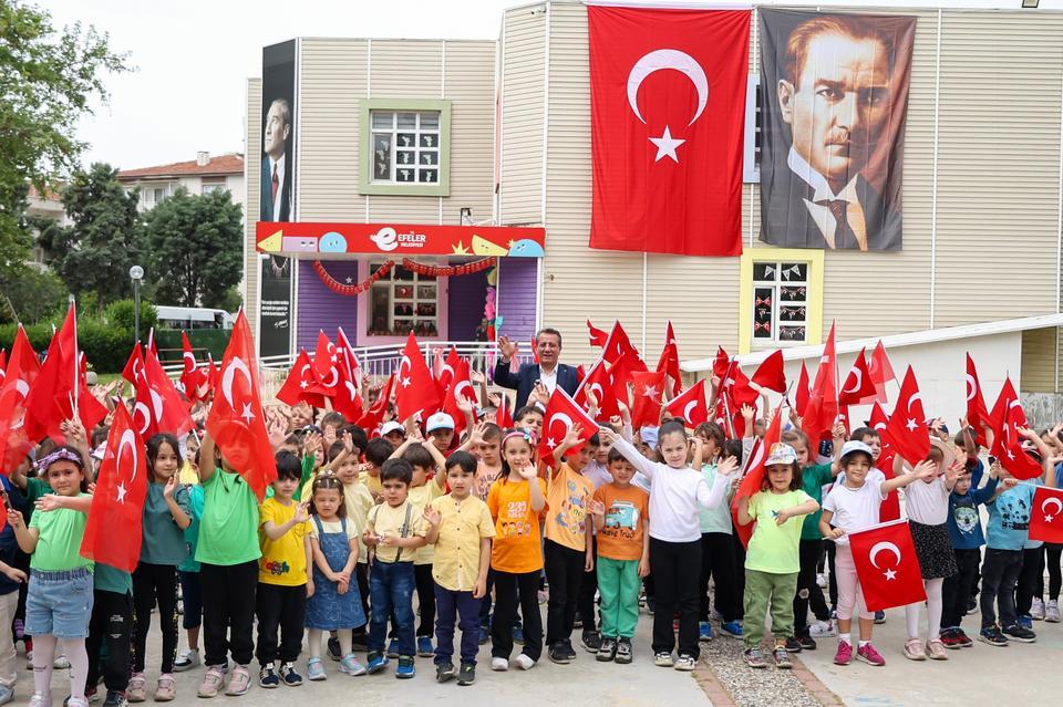 Efeler’in minikleri 23 Nisan’ı Başkan Yetişkin’le kutladı