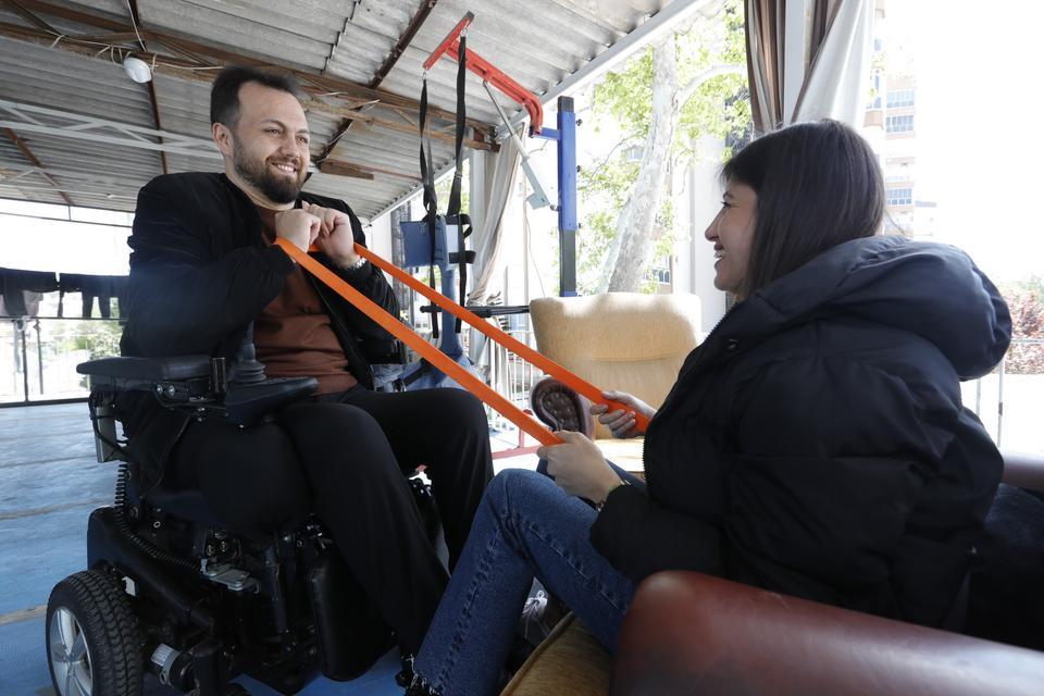 OKUL YILLARINA DAYANAN ARKADAŞLIKLARI ENGEL TANIMAYAN AŞKA DÖNÜŞTÜ TRAFİK KAZASI SONRASI TEKERLEKLİ SANDALYEYE MAHKUM KALDI HAYATA KÜSMEDİ, SEVDİĞİ KADINLA EVLENDİ "AŞK ENGEL TANIMAZ" SÖZÜNÜN CANLI ÖRNEĞİ OLDULAR "EŞİM GÜZEL, BEN YAKIŞIKLIYIM, HAYAT GÜZEL"