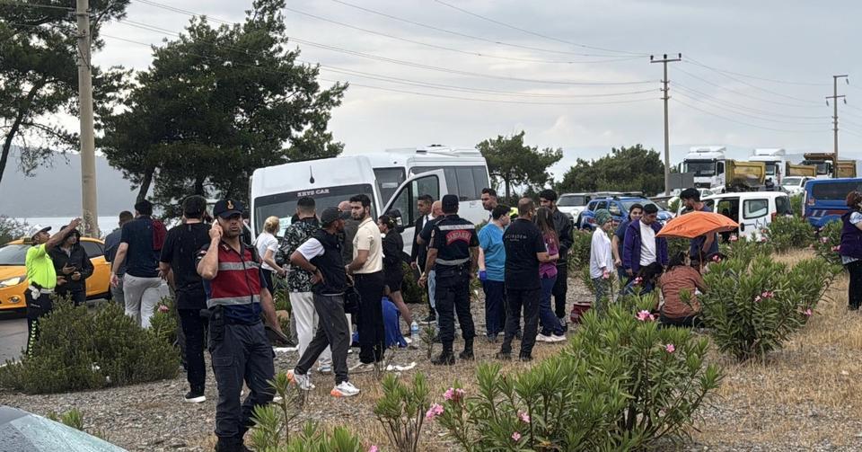 BODRUM'DA CAN PAZARI: MİNİBÜSLE OTOMOBİL ÇARPIŞTI, 15 KİŞİ YARALANDI