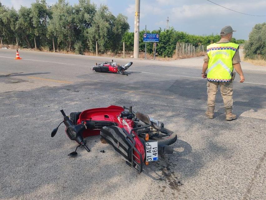 Çarpışan 2 motosikletin sürücüsü yaralandı