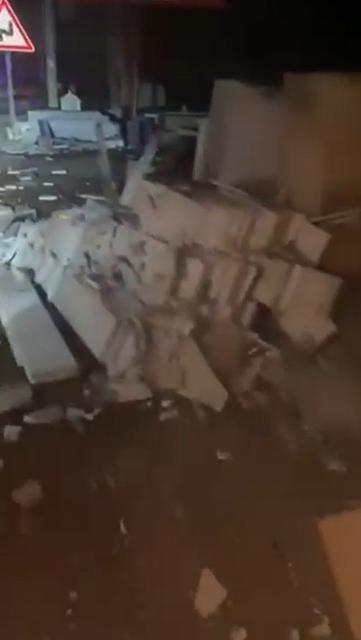 Mermer bloklara çarpan otomobilin sürücüsü yaralandı