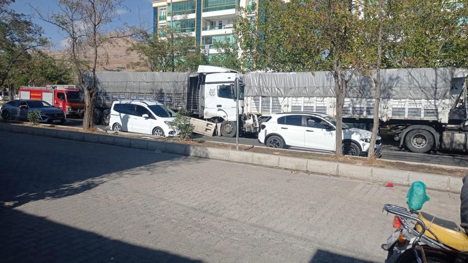 Freni boşalan tır başka bir tıra arkadan çarptı: 1 yaralı