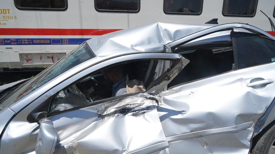 MUŞ'TA TREN OTOMOBİLE ÇARPTI: 3 YARALI