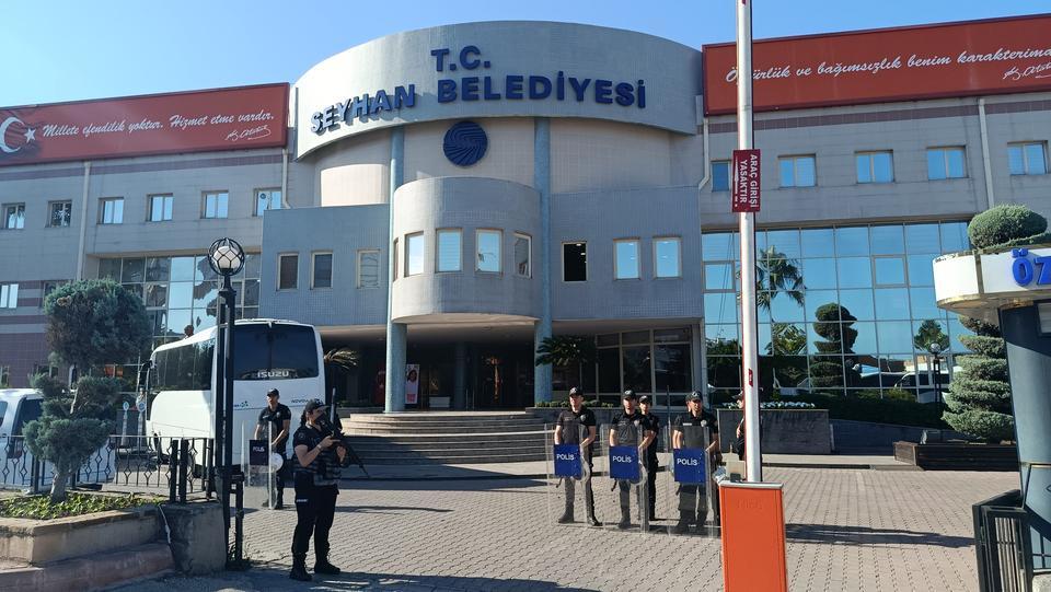 2 ilçe belediye başkanı gözaltına alındı