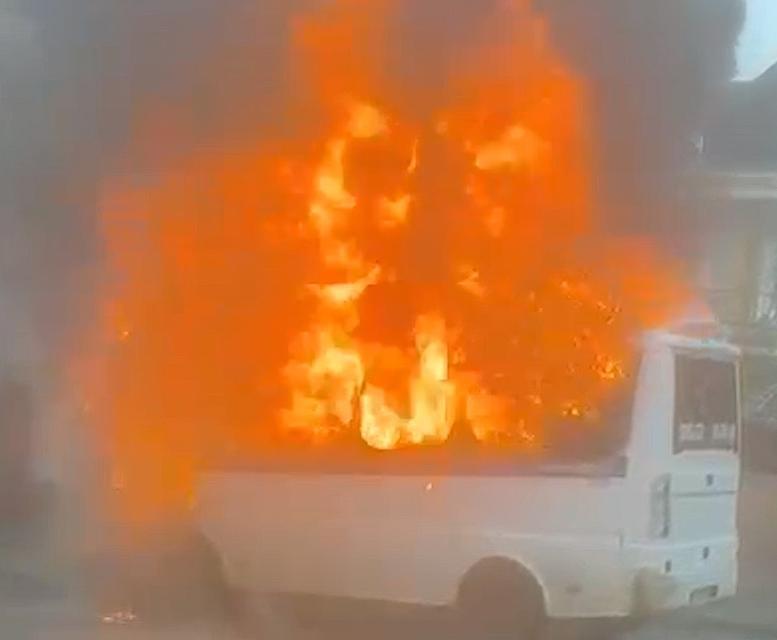 Park halindeki yolcu minibüsü alev topuna döndü