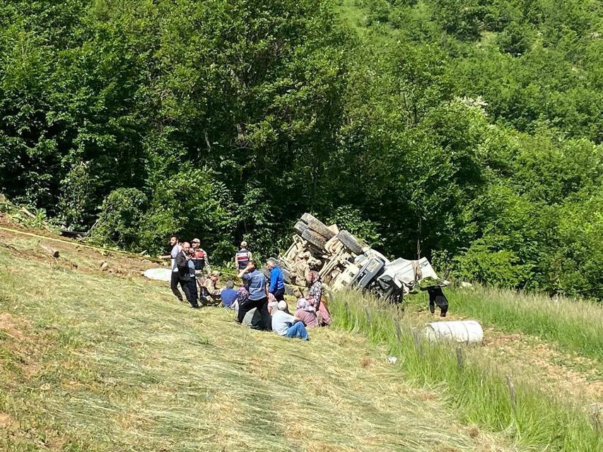 Beton mikseri uçuruma yuvarlandı: 2 ölü, 1 yaralı
