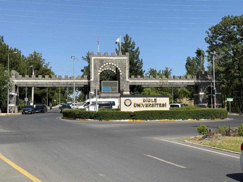 DİCLE ÜNİVERSİTESİNDE YAŞANAN İNTİHARDA ÖĞRENCİ, BIRAKTIĞI NOTTA HOCASINI İŞARET ETTİ YÖK, DİCLE ÜNİVERSİTESİNDE YAŞANAN İNTİHAR OLAYINA İLİŞKİN MÜFETTİŞ GÖREVLENDİRDİ