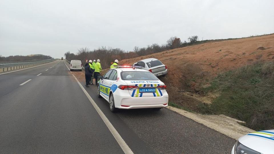 Otomobil tarlaya uçtu