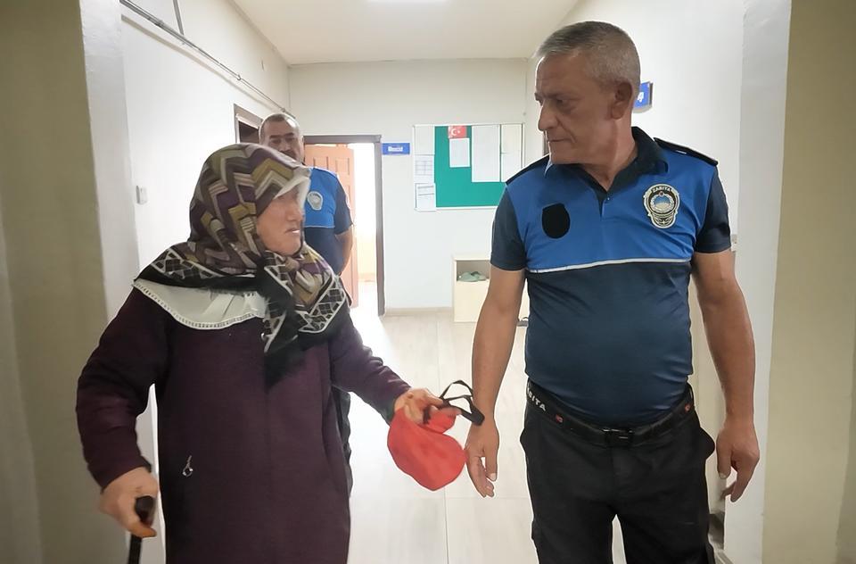 PARKTA DİLENEN YAŞLI KADININ ÜZERİNDEN DESTE DESTE PARA ÇIKTI BEŞ PARASIZ KALAN DİLENCİ BU KEZ ZABITADAN YARDIM İSTEDİ