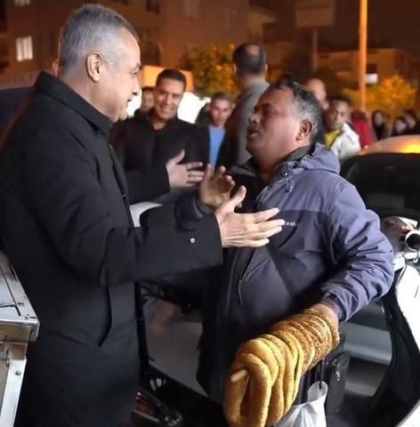 SİMİTÇİ HARÇLIĞI KİMDEN ALIRSA İBREYİ O YÖNE ÇEVİRİYOR ŞİMDİ DE DEMOKRAT PARTİLİ OLDU