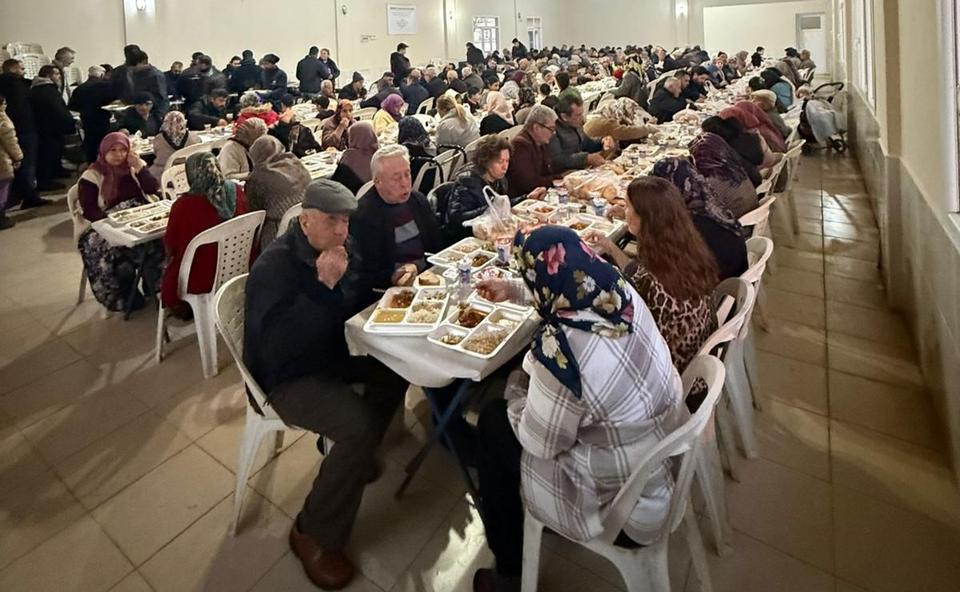 Ömerbeyli'de Ramazan bereketi: Gençlerden mahalleliye iftar yemeği