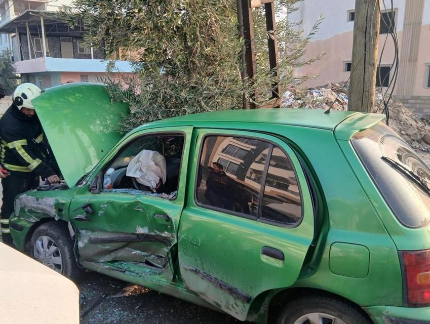 Kamyonetle otomobil çarpıştı