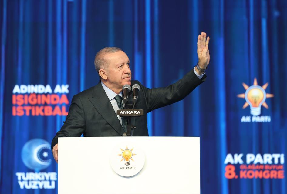 CUMHURBAŞKANI ERDOĞAN, AK PARTİ 8'İNCİ OLAĞAN BÜYÜK KONGRESİ'NDE KONUŞTU CUMHURBAŞKANI ERDOĞAN: "İMTİYAZLARINI KAYBETMEK İSTEMEYENLER ESKİ VESAYETÇİ SÖYLEMLERLE SİYASETE VE HÜKÜMETE AYAR VERMEYE ÇALIŞIYOR" CUMHURBAŞKANI RECEP TAYYİP ERDOĞAN: "ESKİ KÖTÜ ALIŞKANLIKLARINIZDA ISRAR EDERSENİZ, BİZ DE SİZE BUNA GÖRE MUAMELE EDERİZ" "MİLLETİMİZ DE DESTEK VERDİKÇE ÇOK DAHA FAZLASINI YAPACAĞIZ" "ULUSLARARASI YATIRIMLARDA DA TARİHİ BİR ATILIM GERÇEKLEŞTİRDİK" "MERKEZ BANKAMIZIN REZERVLERİ 173 MİLYAR DOLARI AŞARAK CUMHURİYET TARİHİMİZİN EN YÜKSEK SEVİYESİNE ULAŞTI" "EN BÜYÜK KORKUMUZ, KENDİ STATÜKOMUZA TESLİM OLMAKTIR" "REKABETÇİ ÜRETİM YAPISINI TESİS EDECEĞİZ" "HAYAT PAHALILIĞININ BAŞLICA SEBEPLERİNDEN BİRİ OLAN KİRA VE KONUT FİYATLARINI DENGEYE GETİRECEĞİZ" "ERİŞİLEBİLİR VE KALİTELİ SAĞLIK HİZMETLERİNİ DAHA DA GELİŞTİRECEĞİZ"