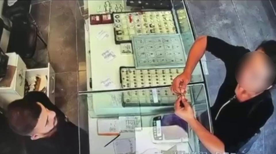 75 YAŞINDAKİ ADAMI SENİNLE EVLENECEĞİN DİYEREK KANDIRAN 30 YAŞINDAKİ KADIN, ALTINLARI ALIP BAKLAVA BAHANESİYLE KAÇTI