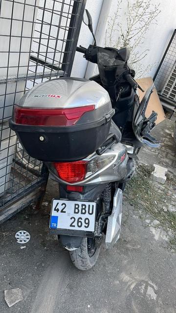 Motosiklet minibüsle çarpıştı: 2 yaralı