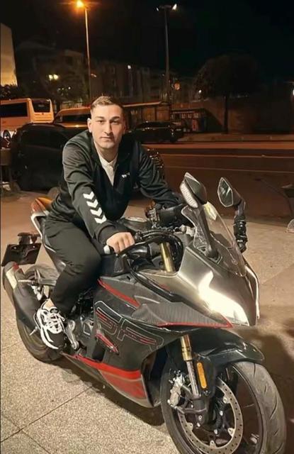 Kız kardeşinin yanındaki genci bıçaklayarak öldürdü