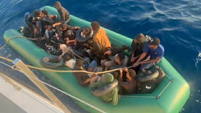 Sürüklenen bottaki 30 düzensiz göçmen kurtarıldı