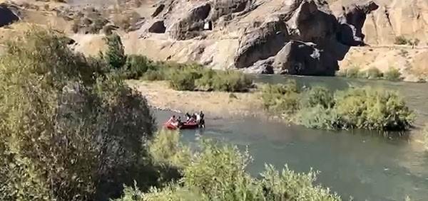 Baraj kapakları açıldı: 4 kişi mahsur kaldı