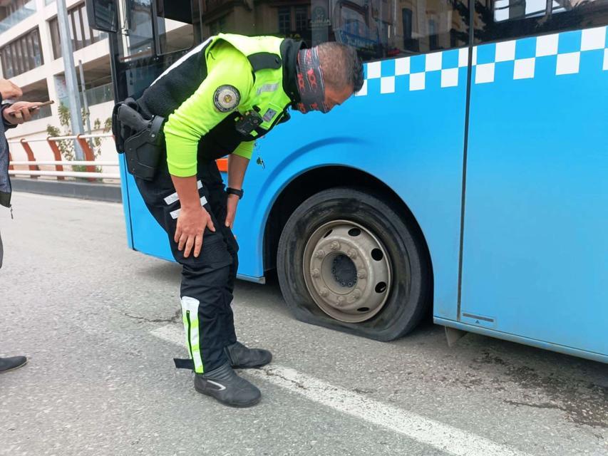 Otobüsün lastiği bomba gibi patladı