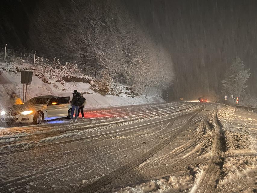 Kütahya'da kar yağışı ulaşımı olumsuz etkiledi