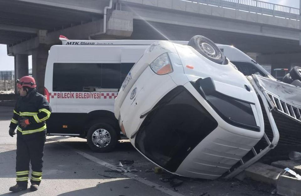 Halk minibüsü ile kırmızı ışık ihlali yapan kamyonet çarpıştı, 8'i hafif 9 yaralı