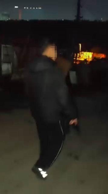 Sokakta uzun namlulu silahla dolaştı