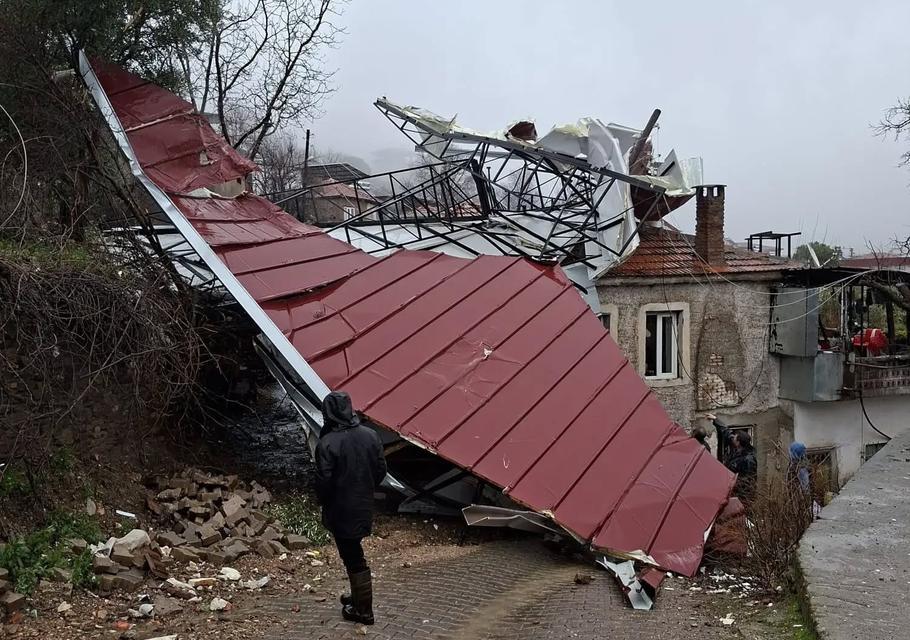 Köşk'te fırtına çatıları uçurdu, duvarlar yıkıldı