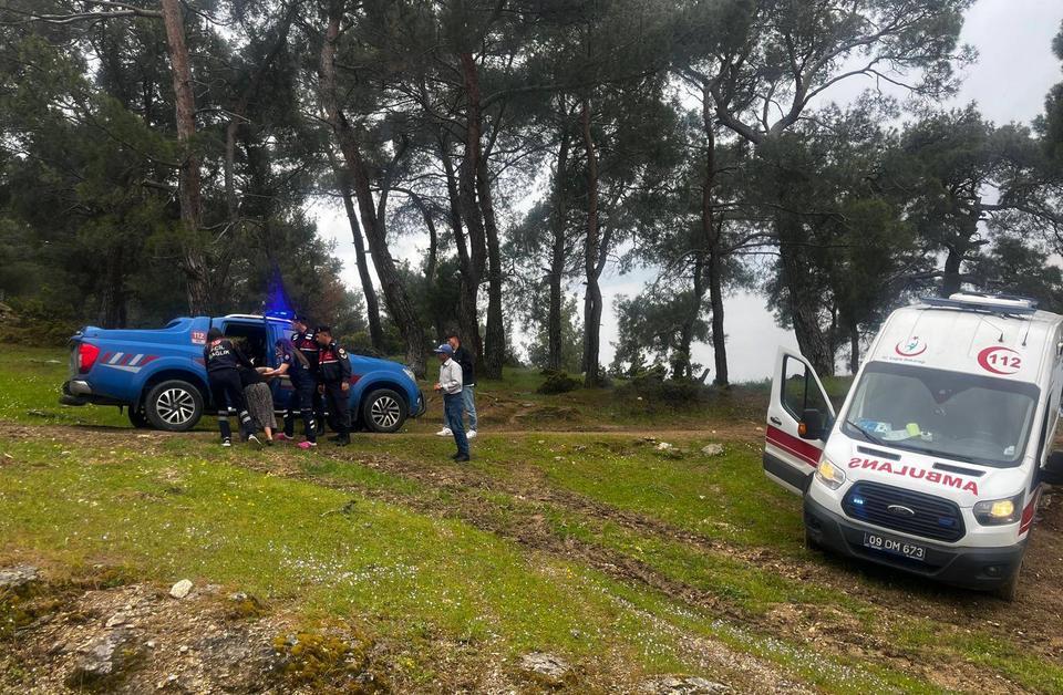 Çine'de çamura saplanan ambulansın yardımına jandarma yetişti