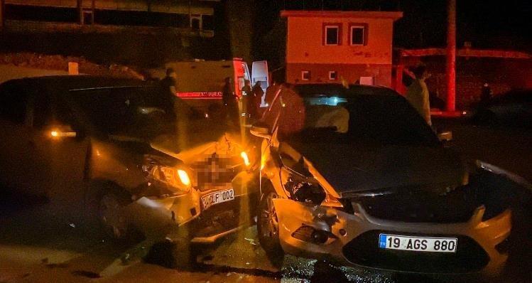 İki otomobil çarpıştı: 6 yaralı
