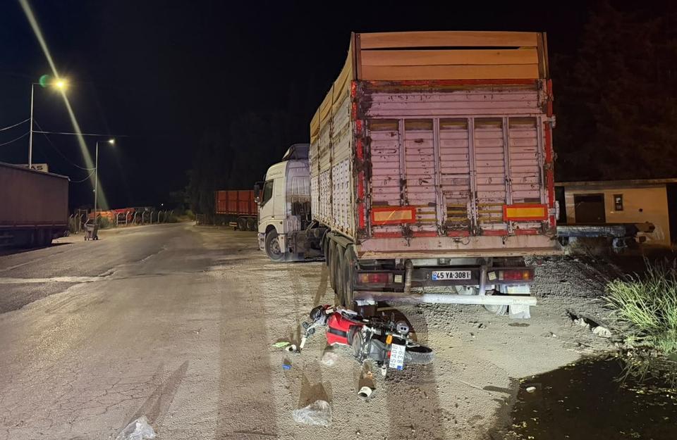 Motosiklet park halindeki tıra çarptı: 1 ölü