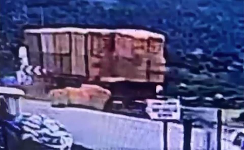 Saman balyalarının altında kalan kişi kurtarılamadı