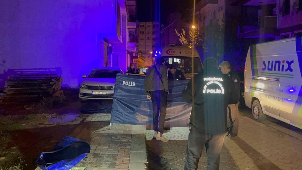 EVİNDE BIÇAKLANAN GENÇ SON NEFESİNİ SOKAK ORTASINDA VERDİ BIÇAKLANDIKTAN SONRA YARI ÇIPLAK HALDE SOKAĞA ÇIKIP YARDIM İSTEYEN GENÇ HAYATINI KAYBETTİ