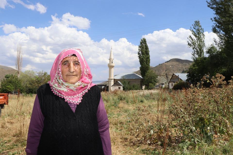FİKRİYE NİNE 72 YAŞINDA KÖYÜNE MUHTAR OLDU