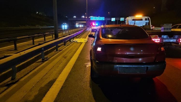 OTOYOLDAN KARŞIYA GEÇMEYE ÇALIŞIRKEN OTOMOBİLİN ÇARPTIĞI ADAM HAYATINI KAYBETTİ