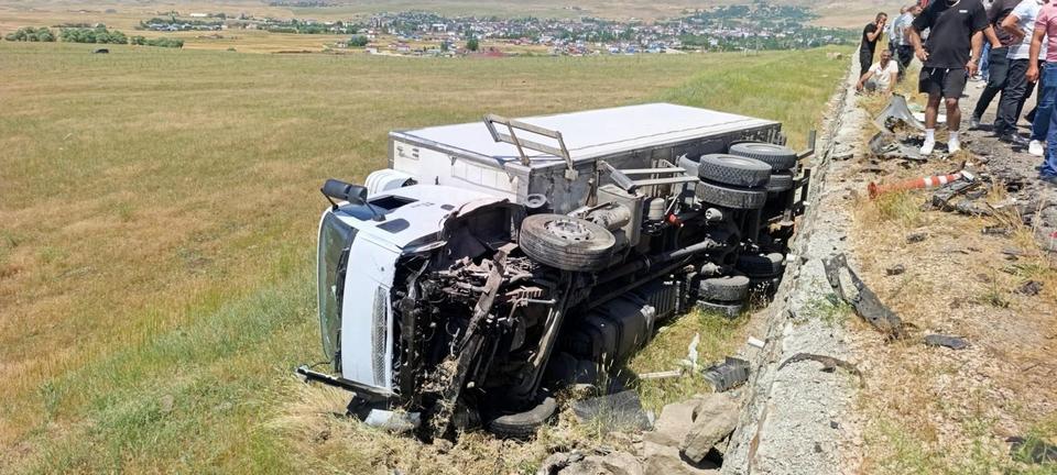 MUŞ'TA KAMYONLA OTOMOBİL ÇARPIŞTI: 2 ÖLÜ, 1 YARALI