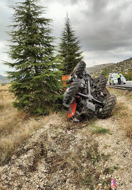 Traktör devrildi, sürücüsü yaralandı