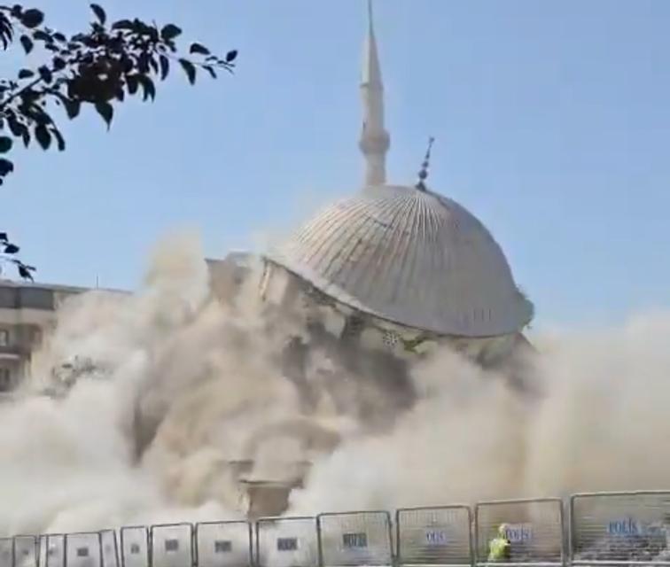 Yarım asırlık camide kontrollü olarak yıkıldı