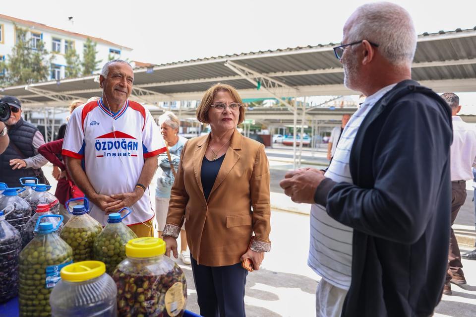 Başkan Gençay, Zeytin Pazarı’nın ilk gününde üreticilerle buluştu