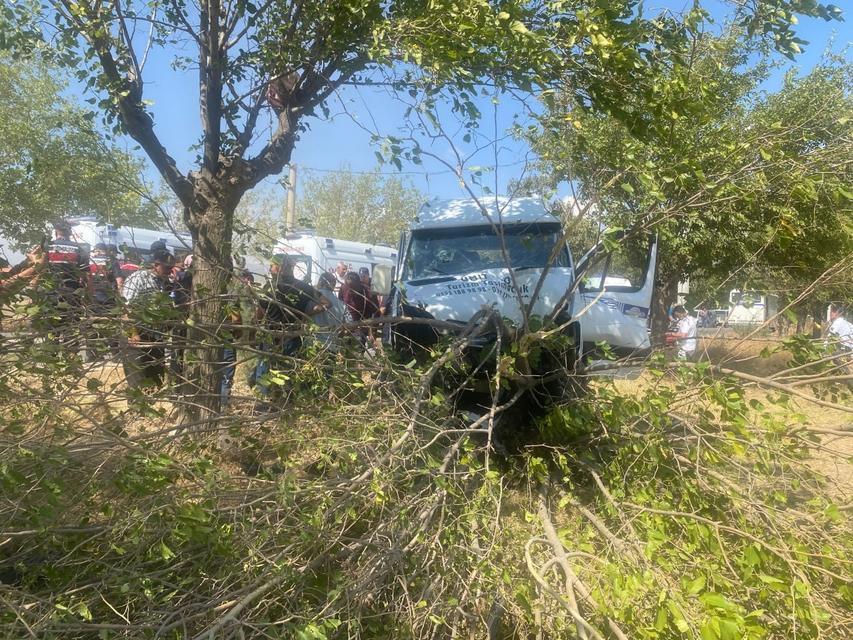 ALAŞEHİR'DE İŞÇİ MİNİBÜSÜ AĞACA ÇARPTI: 14 YARALI