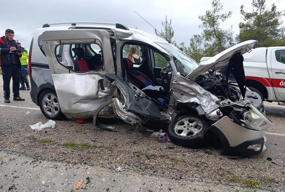 Otomobil ile ticari araç çarpıştı: 6 yaralı