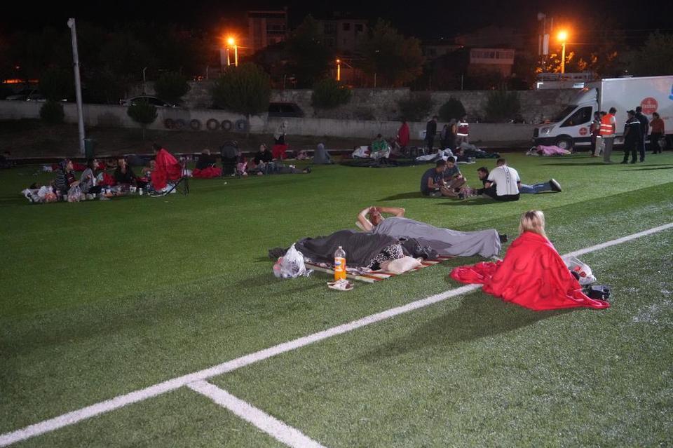 6,1’lik deprem sonrası vatandaşlar geceyi stadyumda geçirdi