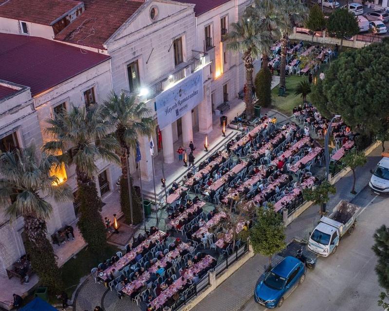 Davutlar'da oruçlar Kuşadası Belediyesi'nin iftar sofrasında açıldı