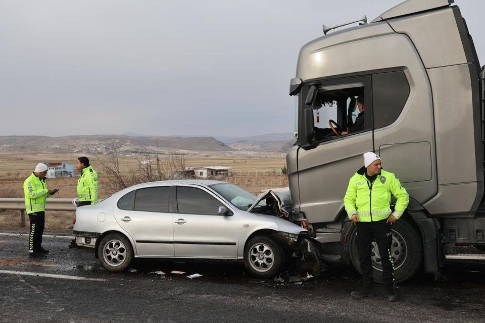 Karşı şeride geçen otomobil tırla çarpıştı: 1 ölü, 3 yaralı