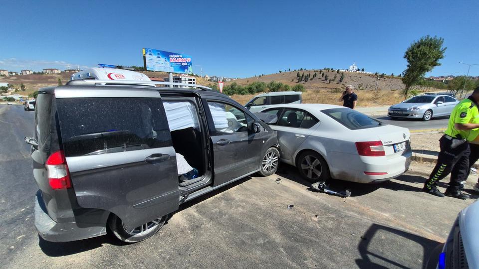 Hafif ticari araç ile otomobil çarpıştı: 3'ü çocuk 7 yaralı