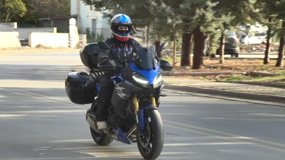 KADIN SÜRÜCÜ İSPANYA'DAN TÜRKİYE'YE MOTOSİKLETLE 4,5 GÜNDE GELDİ: SINIRDA GÖZYAŞLARINI TUTAMADI