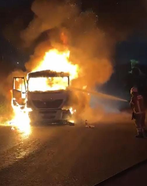 Kömür yüklü tır alev aldı