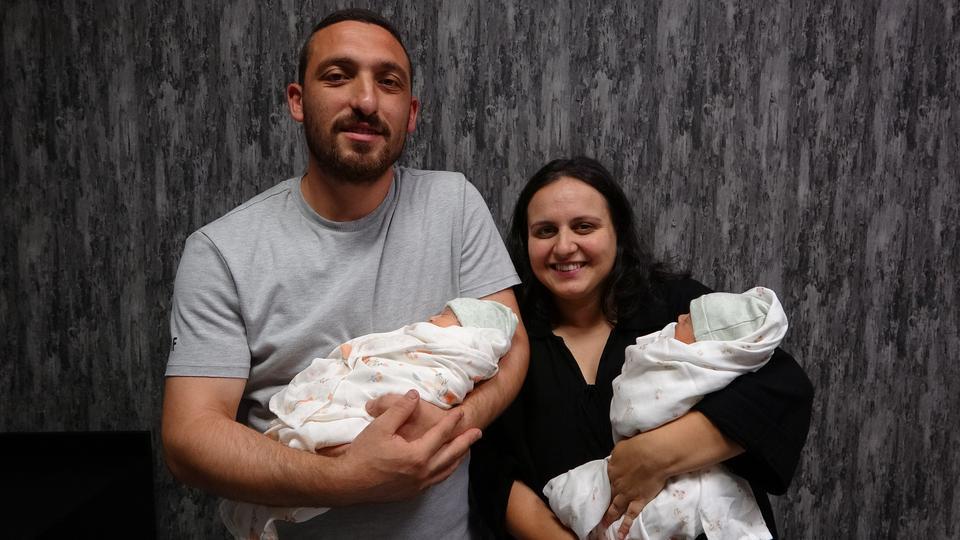 MİLYONDA BİR GÖRÜLEN DOĞUM OLAYI TRABZON'DA GERÇEKLEŞTİ GEBELİKTE DÜNYADA ÜÇÜNCÜ TÜP BEBEK VAKASI TRABZON'DA YAŞANDI, İKİ RAHMİNDEN İKİ BEBEK DÜNYAYA GELDİ İKİ RAHMİNDE BİRDEN GEBELİK YAŞAYAN ATAGÜN ÇİFTİ 6 YILLIK MÜCADELENİN ARDINDAN İKİZLERİNE TRABZON'DA KAVUŞTU