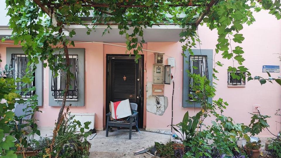 Eşinin açtığı boşanma davası sonrası villasını ve aracını ateşe veren mimar hayatını kaybetti