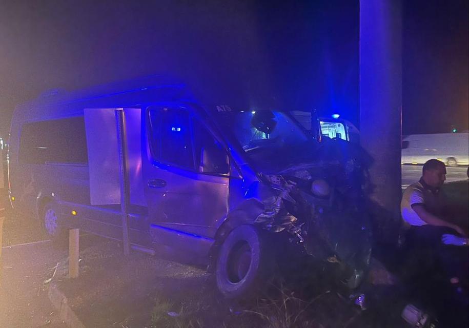 Tur aracıyla otomobil çarpıştı: 4 yaralı