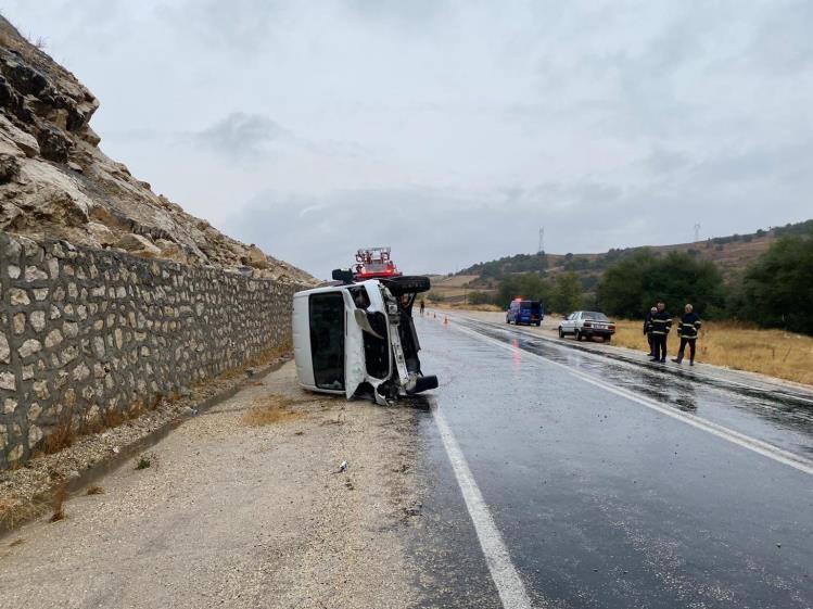 Seyir halinde kamyonet devrilirken, sürücüsü yaralandı
